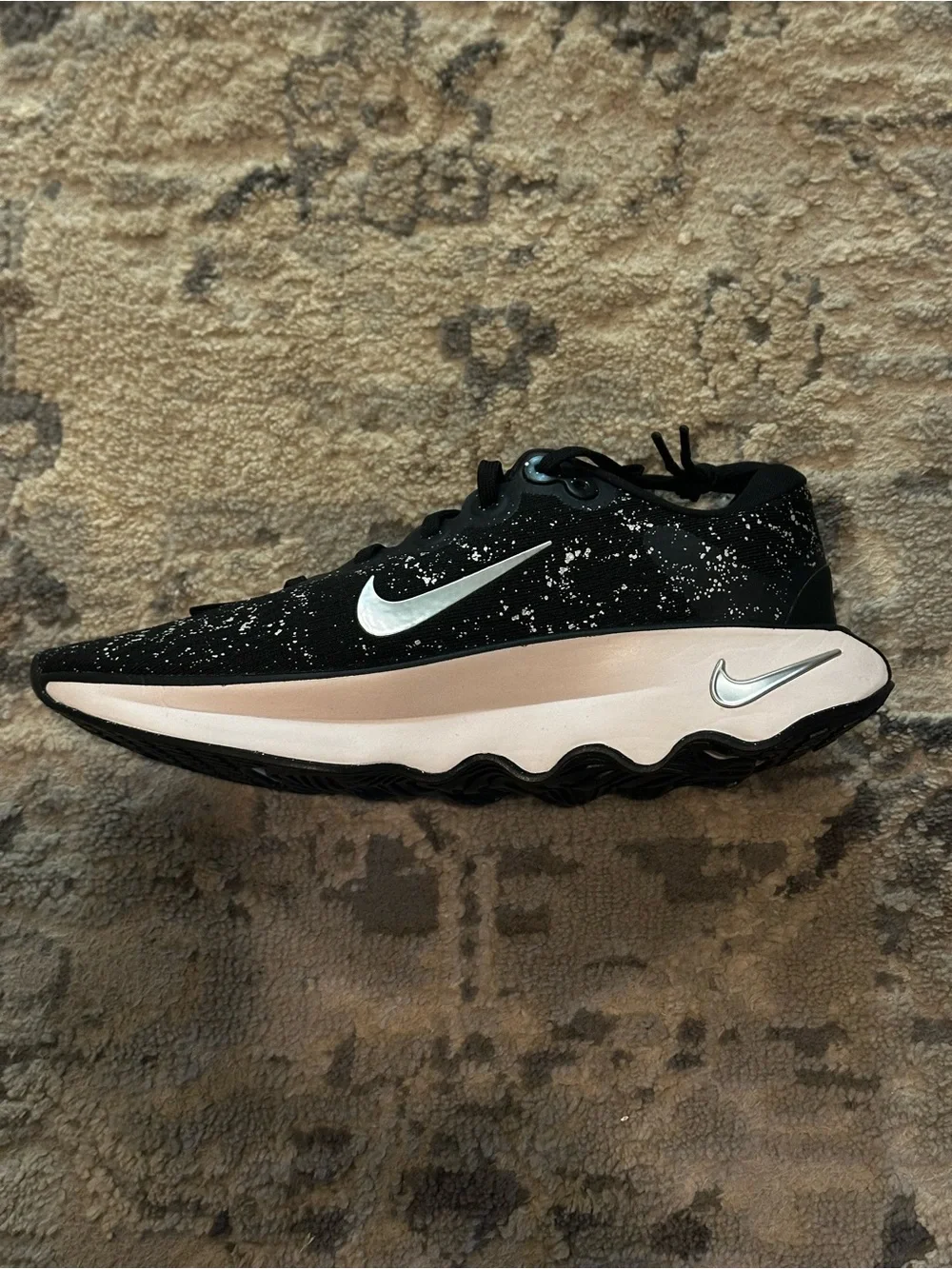 NIKE Motiva SE Walking Sneaker NIB